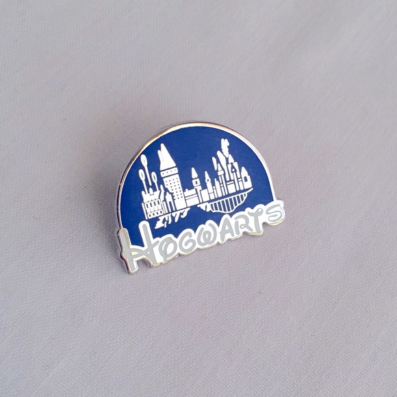 ๐50% OFF/3+...HOGWARTS Sign Pin (Harry Potter) - Picture 3 of 9